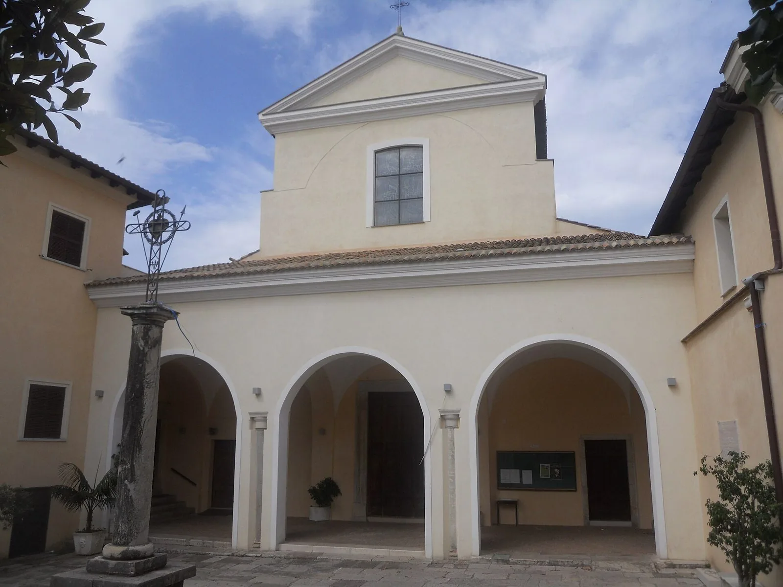 La facciata con portico a tre arcate della chiesa di Sant'Erasmo nel quartiere di Castellone a Formia