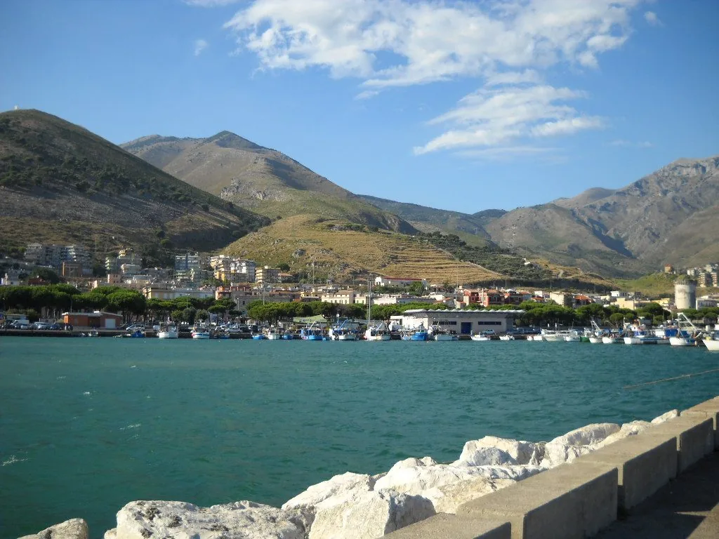 Il lungomare di Formia visto dal porto, con le barche ormeggiate e i Monti Aurunci alle spalle della città