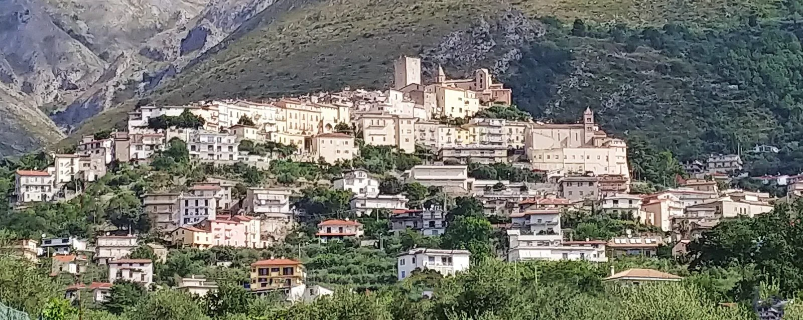 Panorama del borgo collinare di Maranola, frazione di Formia, con le case chiare e la torre ai piedi dei monti