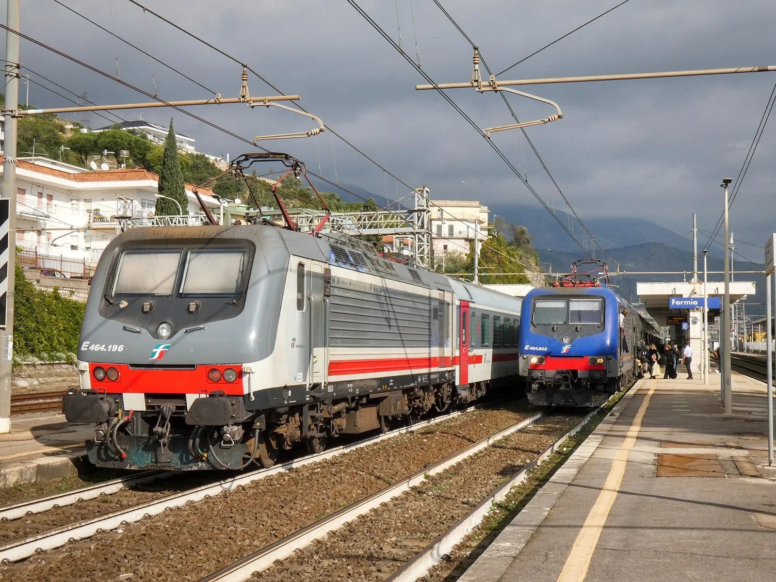 Due locomotive ferme ai binari della stazione di Formia-Gaeta, con le colline alle spalle
